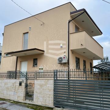 KUĆA Zagreb - Maksimir (Lašćina), luksuzna obiteljska kuća NKP 162 m2