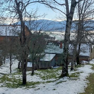 Kuća i zemljište Donji Lapac, pov. 68000 m²