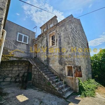 Korčula, Žrnovo - Stara kamena kuća za renovaciju, okućnica