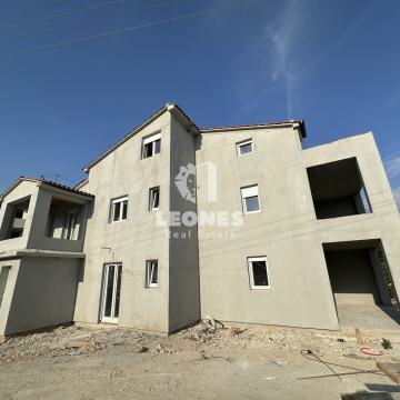 Kvalitetan stan u prizemlju s velikim vrtom i spremištem u okolici Por