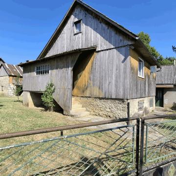 Ličko Lešće - Autentična lička kuća s pomoćnim objektima