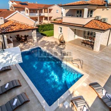 Predivno uređena kuća s bazenom, blizu grada Poreč i blizu mora.