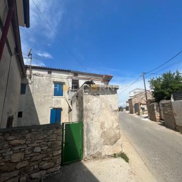 Prilika, Ližnjan, manja kuća sa dvorištem