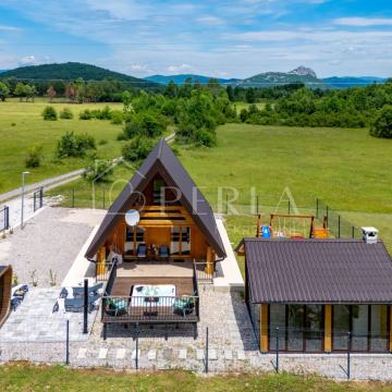 LOVINAC - Raduč, prekrasna drvena kuća na prostranoj okućnici!!
