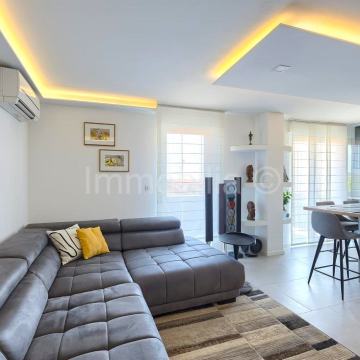 LUKSUZAN STAN 106 m2 , 3 SPAVAĆE , 2 KUPAONICE, POGLED MORE, KAŠTANJER