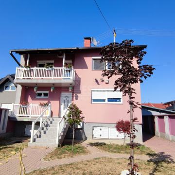 Luksuzna katnica s bazenom, 270 m2, 3 garaže, Cvjetno naselje