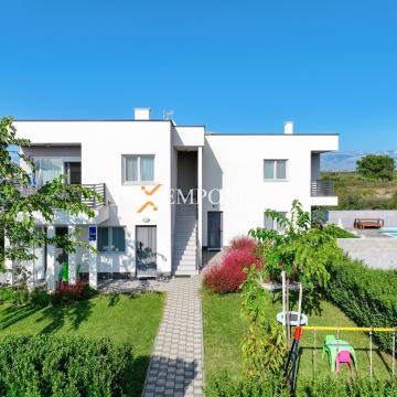 Luksuzna kuća s 4 prekrasna apartmana, 235.00 m2, Nin-Zaton