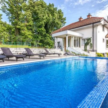 Luksuzna moderna vila u zelenilu samo 10 min od centra grada