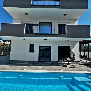 LUKSUZNA SAMOSTOJECA VILA- TOP LOKACIJA 400m OD MORA