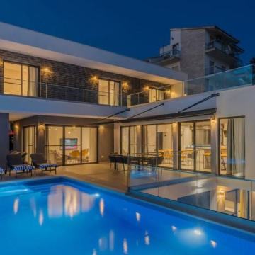 ***Luksuzna vila 363m2 s otvorenim pogledom na more***