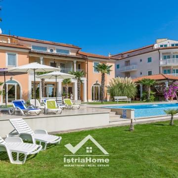 Medulin, luksuzna vila sa 8 apartmana, PRVI RED DO MORA!