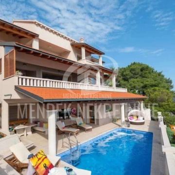 LUKSUZNA VILLA SA BAZENOM TIK UZ MORE !!!!!!