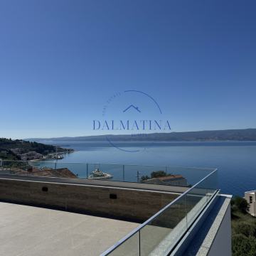 Luksuzni penthouse s krovnom terasom i pogledom na more