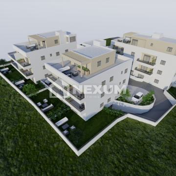 Luksuzni penthouse s prostranom terasom i pogledom na more – Kaštel Lu