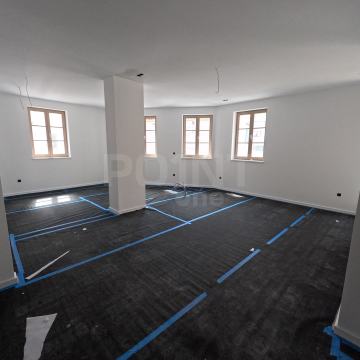 Šibenik Riva, prvi red, luksuzni stan u novogradnji s garažom, 86 m²