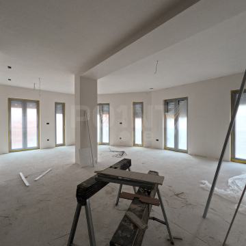 Šibenik Riva, prvi red, luksuzni stan u novogradnji s garažom, 101 m²