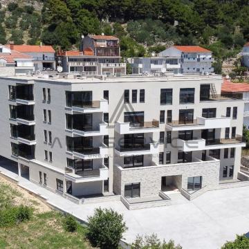* Luxury Residence Omiš* 2S+DB, vrt