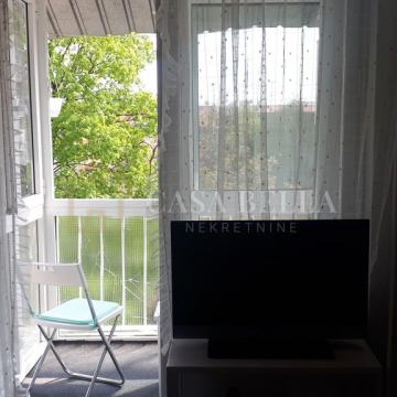 Maksimir, garsonijera sa balkonom!