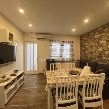 Mala kuća blizu rive u Baškoj Vodi