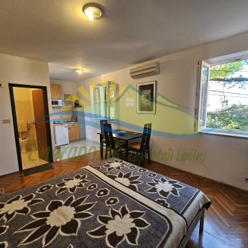 MALI LOŠINJ - Mali stan s parkirnim mjestom