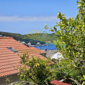 MALI LOŠINJ - Stan s pogledom na more i velikom okućnicom