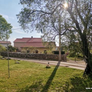 Malinska -Sabljići, 759 m2 građevinska zona, zemljište sa objektom