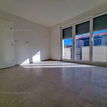 Malinska, prodaja apartman/garaža u prizemlju s terasom!