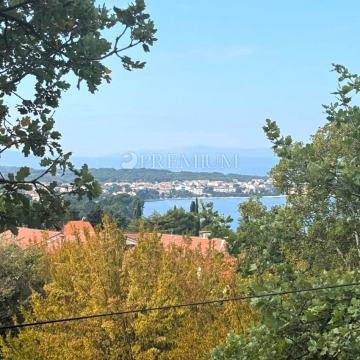 Malinska , samostojeća kuća s pet apartmana, 500 m od mora!