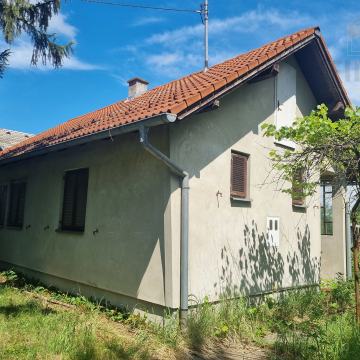 Manja kuća s velikom okućnicom  - Palača