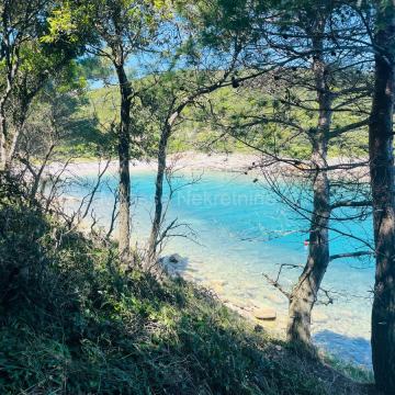 Istra - Vikend parcela blizu centra Krnice