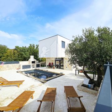 Maslenica – moderna kuća s bazenom i 4 spavaće sobe