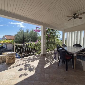 Maslenica, visoka prizemnica u blizini mora i s pogledom na more