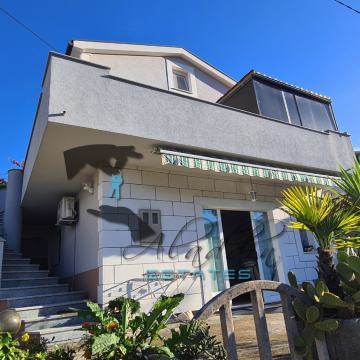 Mastrinka, privlačna obiteljska kuća s 3 stana, odličan pogled, 197 m2