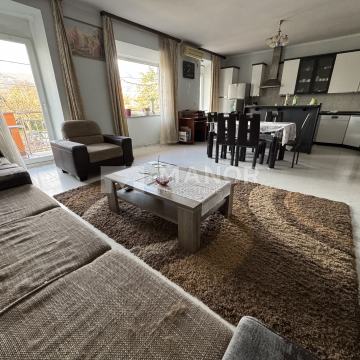 MATULJI, JUŠIĆI - Poslovno-stambena dvojna kuća na prometnoj lokaciji