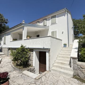 MATULJI – SAMOSTOJEĆA KUĆA S DVIJE STAMBENE JEDINICE