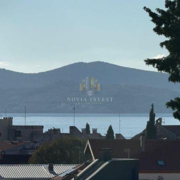 Trosoban stan s pogledom na more, 5 min od centra