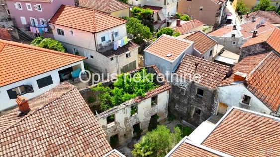 METKOVIĆ, CENTAR- kamena kuća, ruševina 120 m2 za adaptaciju