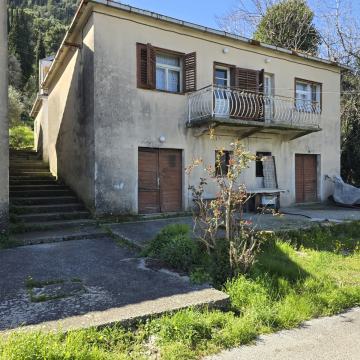 MIHALJ( SLIVNO), prodaju se 2 KUĆE  (146 m2) na jezeru, 3 km od mora