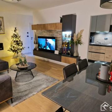 Moderan dvosoban stan s otvorenim pogledom + 2 garaže – Gašpini, Solin