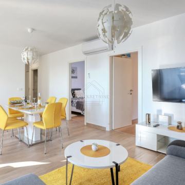 Moderan, potpuno namješten dvosoban stan, odmah useljiv!