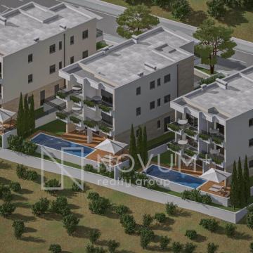 Moderan trosoban stan s privatnim bazenom, Podstrana