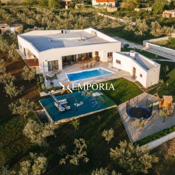 Moderna nova kuća s prostranom okućnicom i bazenom kod Zadra