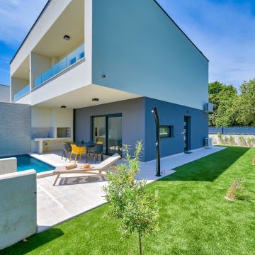 Moderna luksuzna vila s bazenom na mirnoj lokaciji u Ližnjanu