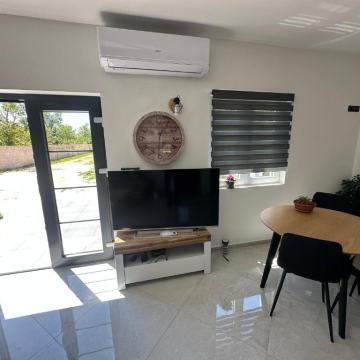 MODERNA PRIZEMNICA S VELIKOM OKUĆNICOM!