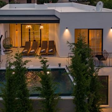 MODERNA VILA S BAZENOM 80 m OD MORA: PRIDRAGA (NOVIGRAD)