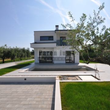 Moderna vila sa bazenom na rubu naselja