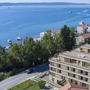 Moderne zgrade prvi red do mora u Kaštel Sućurcu