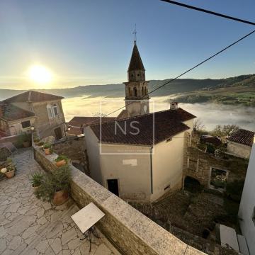 MOTOVUN – kuća u starom gradu s vrtom i pogledom!