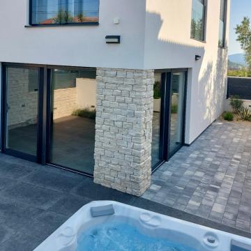 Murter, moderna vila, vrt, 2 parkinga, 115 m2. Blizina plaže "Slanica"