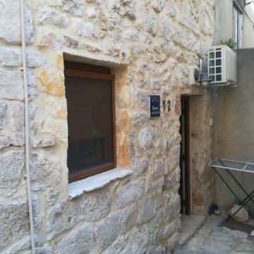 Murter, Tisno, uređena kuća s dva apartmana u centru (prodaja)